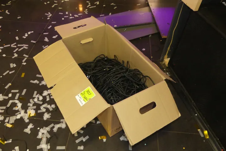 Konvolut Kabel (Patch, XLR) Maße: von 0,5m - 1,5m / Umfang: Karton mit Inhalt